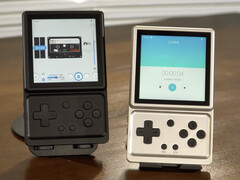 O Anbernic RG Rotate em seus acabamentos Aurora Silver e Polar Black, da esquerda para a direita.