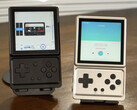 O Anbernic RG Rotate em seus acabamentos Aurora Silver e Polar Black, da esquerda para a direita.