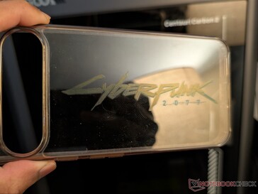 Logotipo do Cyberpunk 2077 em capa de celular de TPU transparente.