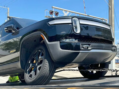 As R1Ts da Rivian estão voltando dos centros de serviço da Rivian com os parafusos do braço de controle superior catastroficamente soltos. (Fonte da imagem: StrangeExchange86 no Reddit)