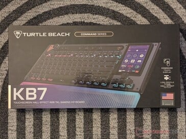 Embalagem de varejo do teclado KB7 da série Command da Turtle Beach.
