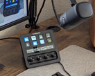 Stream Deck+, conectado a um Wave DX, com um monitor de PC em segundo plano