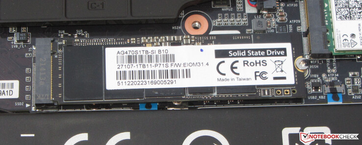 Um SSD PCIe 4.0 serve como a unidade do sistema.