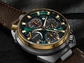 Vista em ângulo do Citizen Promaster Tsuno Chrono Racer, destacando sua caixa “bullhead” característica, a luneta dourada e os botões do cronógrafo posicionados na parte superior.