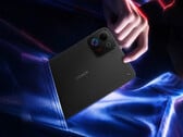 O Win Tablet possui um ecrã de 8,4 polegadas. Na imagem: uma fotografia promocional que destaca o design compacto do dispositivo.