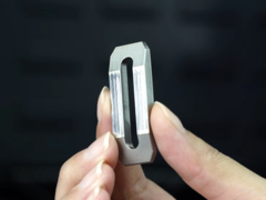 A usinagem de titânio Makera Z1 produz resultados impressionantes. (Fonte da imagem: Makera no YouTube)