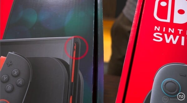 A imagem do Switch 2 na embalagem da nova versão mostra um parafuso visível no trilho direito.