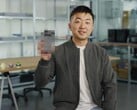 Carl Pei, CEO da Nothing, segurando um Nothing Phone borrado (3). (Fonte da imagem: Google)
