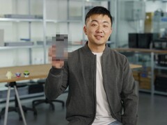 Carl Pei, CEO da Nothing, segurando um Nothing Phone borrado (3). (Fonte da imagem: Google)