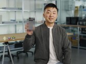 Carl Pei, CEO da Nothing, segurando um Nothing Phone borrado (3). (Fonte da imagem: Google)