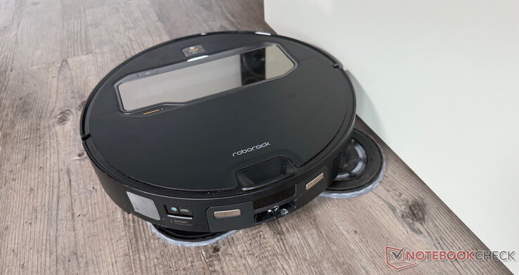 Roborock Saros Z70 aspirando e limpando (com o esfregão estendido)