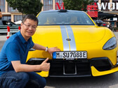 Presidente da Xiaomi posando com um SU7 Ultra registrado na Alemanha (Fonte da imagem: William Lu no Weibo)