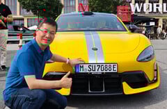 Presidente da Xiaomi posando com um SU7 Ultra registrado na Alemanha (Fonte da imagem: William Lu no Weibo)