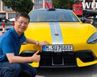 Presidente da Xiaomi posando com um SU7 Ultra registrado na Alemanha (Fonte da imagem: William Lu no Weibo)