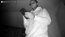 O modo noturno funciona sem luz, infelizmente apenas em preto e branco.