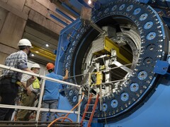 Esta imagem mostra a instalação do calorímetro hadrônico interno no sPHENIX (Fonte da imagem: Brookhaven National Laboratory; cortada)