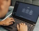 Uma pessoa está digitando em um laptop com a interface do ChatGPT aberta