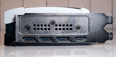 Portas: 3x DisplayPort 2.1b-out, 1x HDMI 2.1b-out