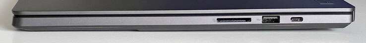 À direita: Leitor de cartão SD (UHS-II), USB-A 3.2 Gen 2 (10 GBit/s), USB-C 3.2 Gen 2 (10 GBit/s, DisplayPort, Power Delivery)