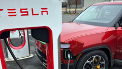 Rivian EV em um Supercharger da Tesla (imagem: nonnac/Reddit)