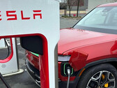 Rivian EV em um Supercharger da Tesla (imagem: nonnac/Reddit)