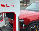 Rivian EV em um Supercharger da Tesla (imagem: nonnac/Reddit)