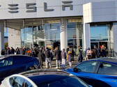 Fila de Cybertruck em um showroom da Tesla em Langley, BC (imagem: CyberNatural_BC/X)