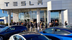 Fila de Cybertruck em um showroom da Tesla em Langley, BC (imagem: CyberNatural_BC/X)