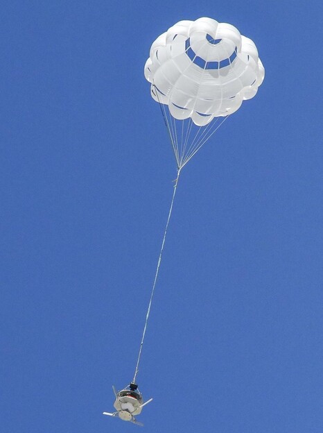 O paraquedas lançado, equipado com sensores para medir a tensão no dossel (Fonte da imagem: NASA e Christopher LC Clark; cortado)