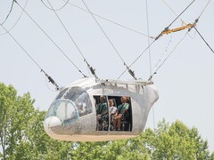 O modelo do corpo da aeronave pendurado a 35 pés no ar (Fonte da imagem: NASA e Mark Knopp; cortado)