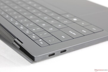 A rigidez da dobradiça é firme e uniforme, mas o ângulo é limitado a um máximo de apenas ~140 graus