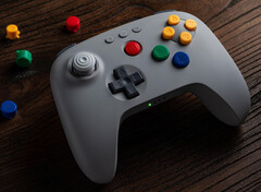 As cores dos botões do 8BitDo 64 Bluetooth Controller cinza correspondem às do controle original do Nintendo 64