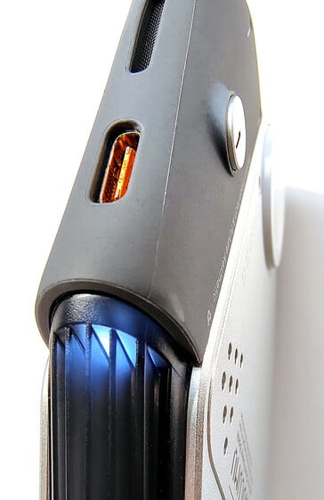 Porta USB-C na parte superior, próxima à luz indicadora de status.