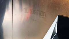 O acabamento do Cybertruck de US$ 120.000 tem gravação da série Foundation (imagem: Brandon/X)