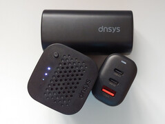 Baterias e carregador. (Fonte da imagem: Notebookcheck)