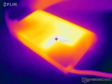 O adaptador AC pode atingir até 40 C quando a carga é muito alta