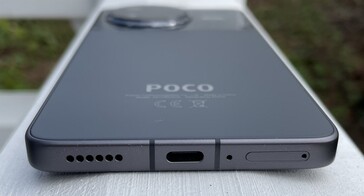 Parte inferior: alto-falante, USB-C 2.0, microfone, dual-SIM (fonte da imagem: Manuel Masiero)