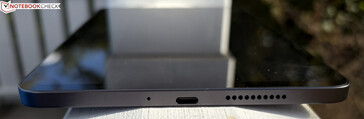 direita: microfone, USB-C 2.0, alto-falante