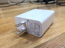 Pequeno adaptador USB-C AC