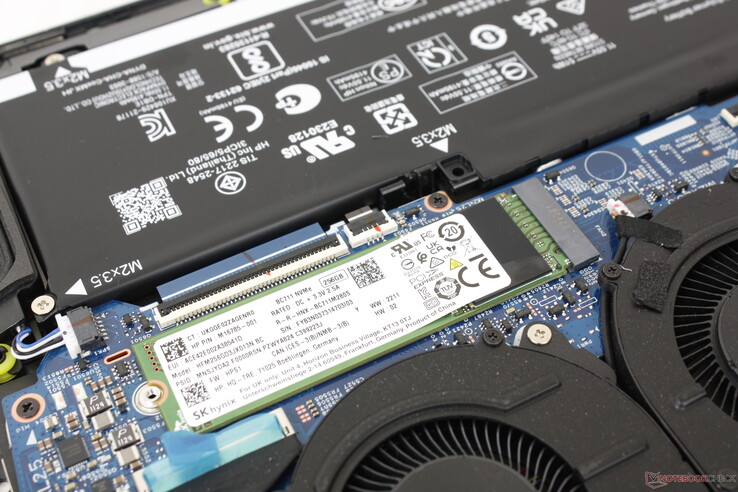 Slot único M.2 PCIe4 x4 NVMe 2280 SSD sem opções secundárias. As configurações provavelmente serão enviadas apenas com um drive PCIe3 x4