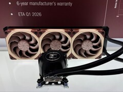 O cooler AIO para CPU da Noctua apresentado na Computex 2025. (Fonte da imagem: Computerbase)