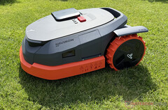 O Segway Navimow X3 vem com uma ampla gama de recursos. (Fonte da imagem: Marcus Schwarten / Notebookcheck)