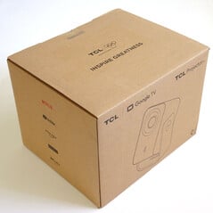 O projetor TCL C1 vem em uma caixa de papelão despretensiosa. (Fonte da imagem: Notebookcheck)