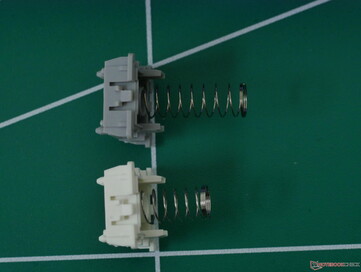 Comprimento da mola do Wooting Lekker Tikken (em cima) vs. Lekker L60 V2 (embaixo). 