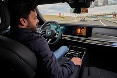 A BMW permitirá que os motoristas assistam a vídeos em suas telas de infotainment enquanto usam os recursos de condução autônoma de Nível 3. (Fonte da imagem: BMW)