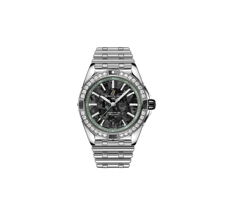 O Breitling Super Chronomat Automatic 38 apresenta uma caixa de 38 mm em aço inoxidável, um mostrador em fibra de carbono, uma luneta cravejada de diamantes e detalhes verdes inspirados no Aston Martin Valhalla.