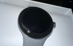 O Pixel Watch tem uma luneta muito mais grossa do que o que o marketing sugere. (Fonte da imagem: u/Suckmyn00dle)