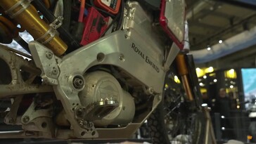 A abundância de peças de alumínio no banco de testes da Himalayan talvez seja um indicativo da economia de peso e das intenções de prototipagem rápida. (Fonte da imagem: Royal Enfield no YouTube)