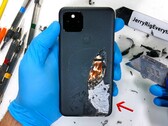 O Pixel 5 pode ter um furo para carregamento sem fio, mas ainda é mais estável estruturalmente do que seu predecessor. (Fonte de imagem: JerryRigEverything)
