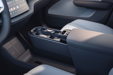 O EX30 da Volvo vem com um interior bem equipado, incluindo um carregador de celular sem fio no console central. (Fonte da imagem: Volvo)